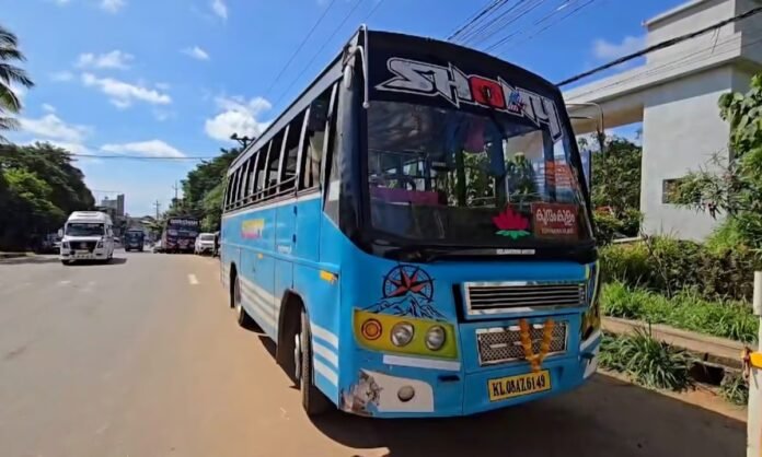 വീട്ടിൽ പോകാൻ വണ്ടിയില്ല; നിർത്തിയിട്ട ബസ് മോഷ്ടിച്ച് പഴയ ഡ്രൈവർ